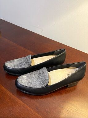 Trotters Black Leather Loafer Pumps with GreyTextured Panel size 7